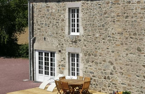 Feugeres Cottage | Comfortable townhouse with shared pool