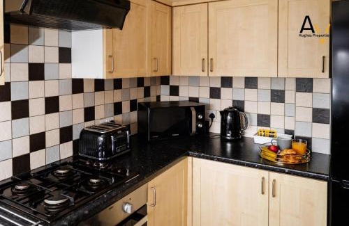 Northampton House | Comfortable Two-Bedroom House - Garden, Driveway, Perfect for Business & Leisure Stays By AV Hughes Properties