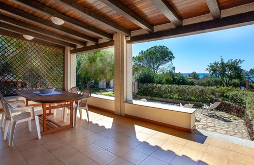 Cala Liberotto Villa | Comfortable Vacation Home “41 Mezza Villa Marina” on the Beach with Sea View & Terrace; Parking Available