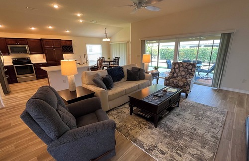 The Villages House | Comfortably Decorated 3/2 Sm Dog-Friendly Home w/Golf Cart & WiFi included!