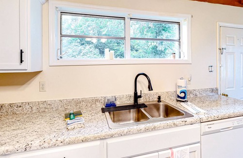 Chickamauga House | Comforting dog-friendly home with washer/dryer, full kitchen, & central AC