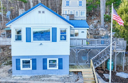 Oxford Cottage | Comforting lakefront cottage with gas fireplace, washer/dryer, firepit, & patio
