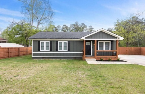 Macon House | Comforting Lakeside Retreat in Gated Community
