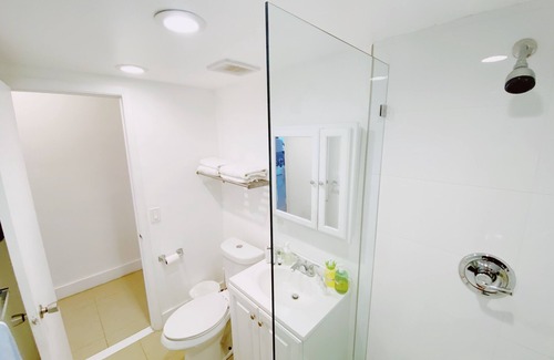 Coconut Grove Apartment | Comfy 1-Bedroom Apartment w/parking - Coconut Grove