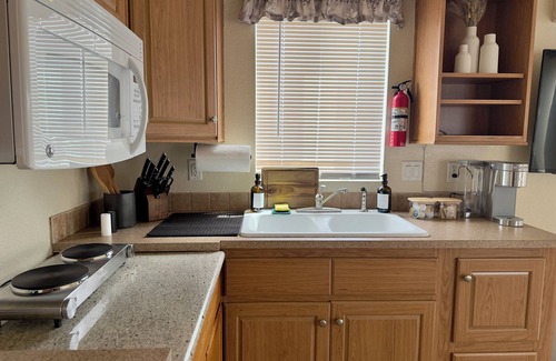 Hanford House | Comfy 1-bedroom mobile home in Hanford near Downtown
