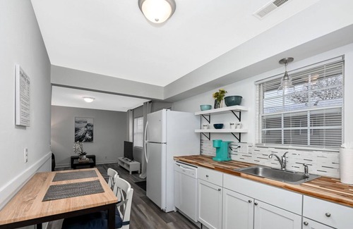 Cuyahoga Falls Apartment | Comfy 2bd Perfect for Travel Professionals!