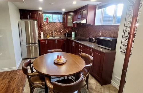 Hurontario House | Comfy 2BR Guest Suit in the Heart of Mississauga.