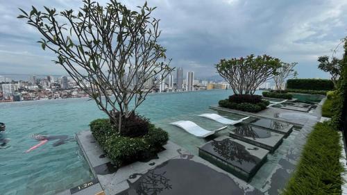 George Town Apartment | Comfy 2BR Sunny Suite Sky Pool & Stunning Views