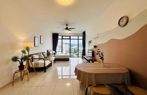 George Town Apartment | Comfy 2BR Sunny Suite Sky Pool & Stunning Views