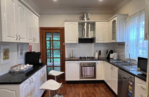 Denistone House | Comfy 2LR, 3Bath, 4BR,5 min walk to train station,close to shops,Bush view House