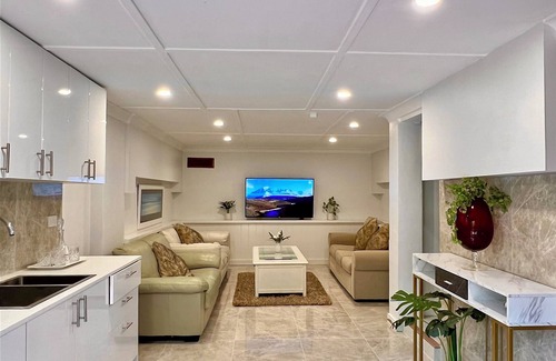 Denistone House | Comfy 2LR, 3Bath, 4BR,5 min walk to train station,close to shops,Bush view House