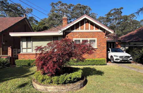 Denistone House | Comfy 2LR, 3Bath, 4BR,5 min walk to train station,close to shops,Bush view House