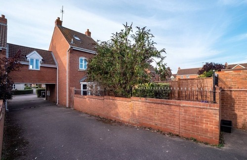 Peterborough House | Comfy, 3 Bed, 2.5 Bath, Sleeps 7