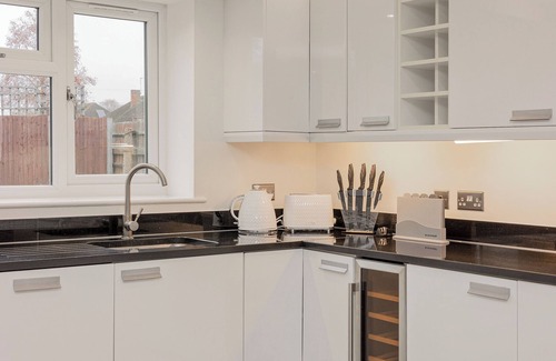 Snaresbrook Apartment | Comfy 3BR home w/parking in East London 10min tube