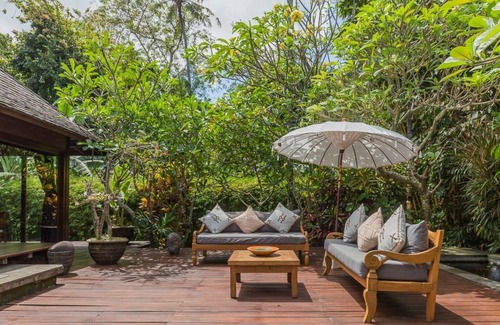 Batubelig Villa | Comfy 3BR Villa Close to Beach W/Great Pool, Bali Villa 2214