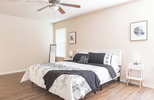 Grand Prairie House | Comfy 4br2ba in Ideal Location. Perfect for Extended Stay