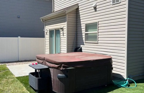 North Salt Lake House | Comfy 6 bed with hot tub near downtown SLC