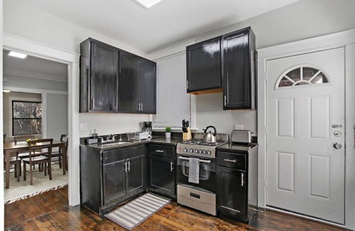 East Albany Park Apartment | Comfy and Chic 2BR Apt close to Shops