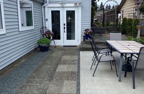 Campbell River Apartment | Comfy and clean garden suite. Close to Discovery Pier, Museum, and Hospital.