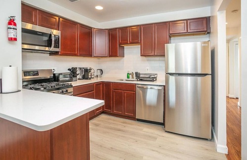 Arlington Apartment | Comfy and Cozy -Minutes from DC!
