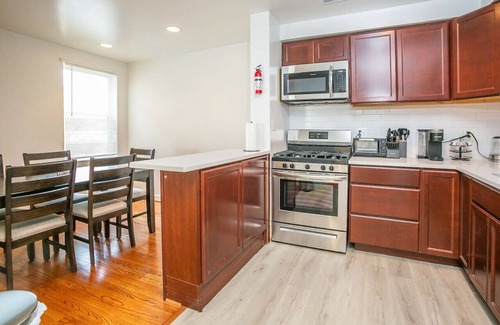 Arlington Apartment | Comfy and Cozy -Minutes from DC!