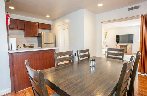 Arlington Apartment | Comfy and Cozy -Minutes from DC!