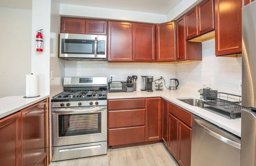 Arlington Apartment | Comfy and Cozy -Minutes from DC!