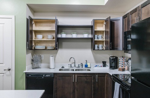 Orem Apartment | ⭐Comfy Apartment ⭐Near BYU | UVU⭐ King beds ⭐4K HD TVs ⭐ Fast Wi-Fi