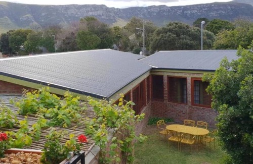 Eastcliff House | Comfy Apartment with Stunning Mountain View