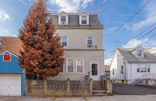 Constable Hook Apartment | Comfy Apt| 2 blocks to NYC train| Private Parking