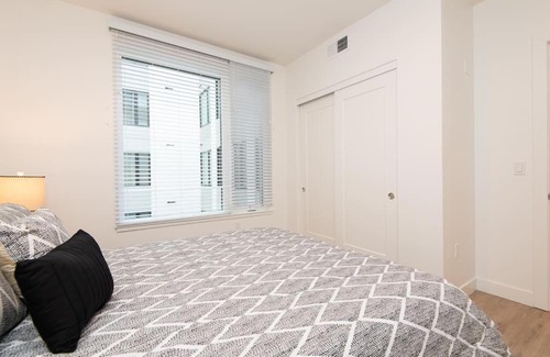 Financial District Apartment | Comfy Apt with pool & hot tub in downtown LA 658