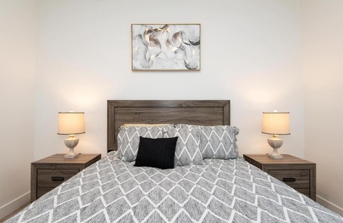 Financial District Apartment | Comfy Apt with pool & hot tub in downtown LA 658