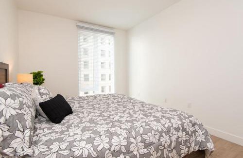 Financial District Apartment | Comfy Apt with pool & hot tub in downtown LA 658