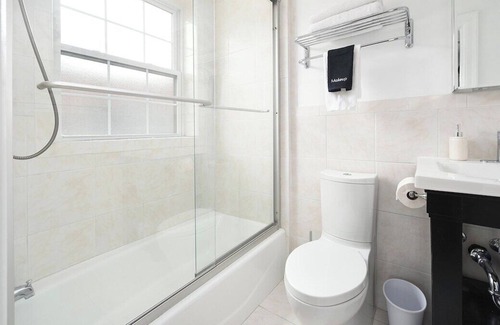 Bloomfield Apartment | ♥Comfy Bloomfield Oasis ~ 5★ Location ~ ♛Queen Bed