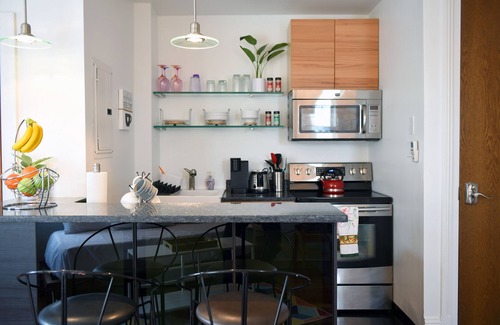 Bloomfield Apartment | ♥Comfy Bloomfield Oasis 5★ Location ♛Queen Bed- Desk- WiFi- Long Term Discount