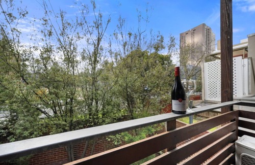 Box Hill Apartment | Comfy Box Hill Unit: Near Station + Restaurants!