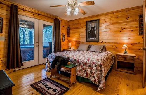Sautee Nacoochee Cabin | Comfy Cabin w/6 BRs! HOT TUB, FIREPLACE, GAME ROOM, WIFI! Only 8 mins to Helen!