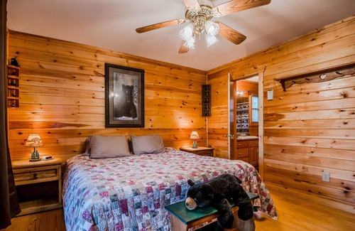 Sautee Nacoochee Cabin | Comfy Cabin w/6 BRs! HOT TUB, FIREPLACE, GAME ROOM, WIFI! Only 8 mins to Helen!