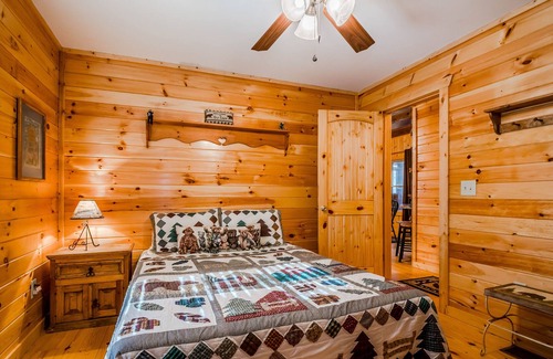 Sautee Nacoochee Cabin | Comfy Cabin w/6 BRs! HOT TUB, FIREPLACE, GAME ROOM, WIFI! Only 8 mins to Helen!