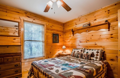 Sautee Nacoochee Cabin | Comfy Cabin w/6 BRs! HOT TUB, FIREPLACE, GAME ROOM, WIFI! Only 8 mins to Helen!