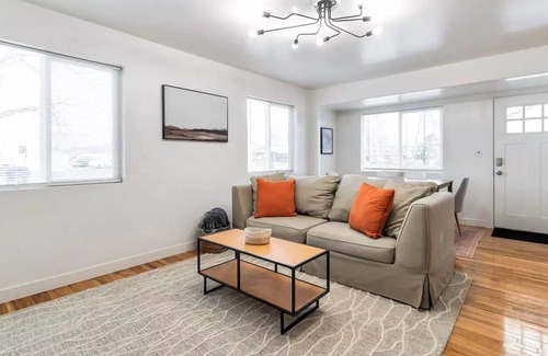 Sugar House Cottage | Comfy Cheerful 3 bdrm/2 bath Sugarhouse Cottage