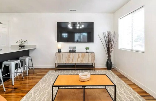 Sugar House Cottage | Comfy Cheerful 3 bdrm/2 bath Sugarhouse Cottage