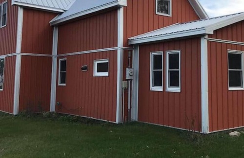 Stoddard House | Comfy, Clean and River view with lots to do.