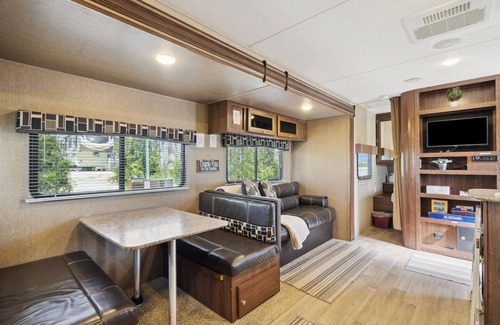 Langworthy RV Rental | Comfy Coleman rental camper in Delhi, IA