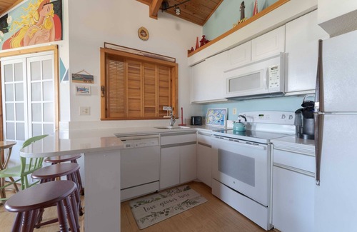 Kill Devil Hills Condo | Comfy Condo in Great Location. Close to Beach, Restaurants & Shops