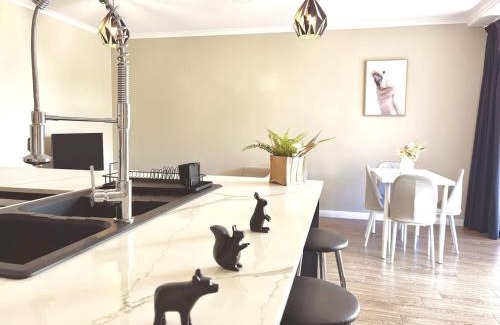 Spring Hill Apartment | Comfy Convenient 1 Bedroom Stay Boundary21