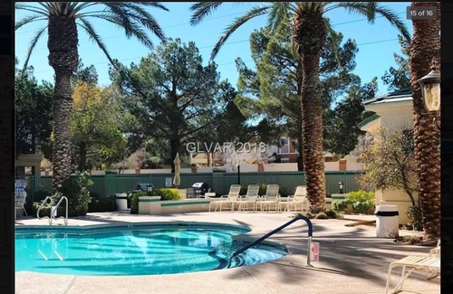 Las Vegas Condo | Comfy, Convenient & close to the Strip & Air-Port!