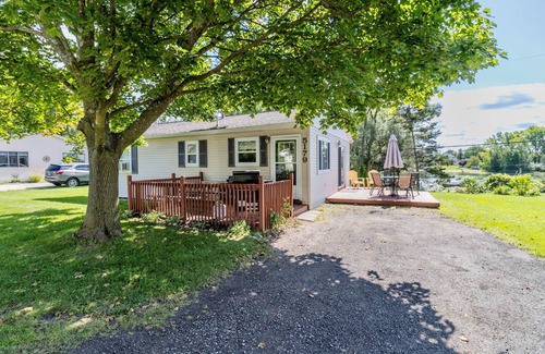 Traverse City Cottage | Comfy Cottage with Shared Waterfront on Silver Lake