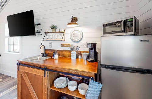 Fredericksburg Cottage | Comfy country cottage with private deck, AC/heat, & high-speed fiber WiFi
