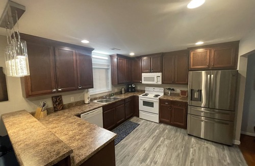 Hazel Green House | Comfy Country Home w/3 KING Beds!